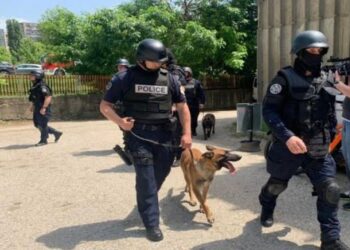Tronditet kryeqyteti francez/ Alarm për bombë, evakuohen turistët e banorët nga Kulla Eiffel e zona përreth në Paris