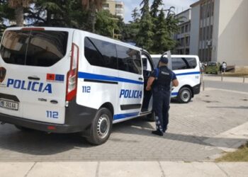 Emri/ Aksioni në Durrës: Ndalohet një oficer policie për korrupsion dhe shpërdorim detyre