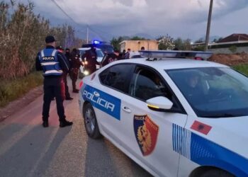 Plagosi rëndë dy vëllezër dhe ia mbathi drejt Lushnjës, autori kapet duke pirë kokainë