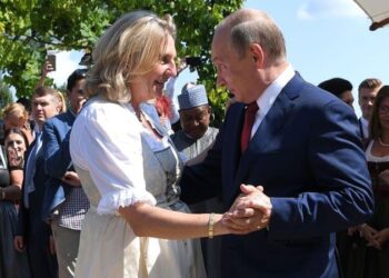 U strehua në Liban/ Putin ishte i ftuari kryesor në dasmën e saj, ish-ministrja austriake kërcënohet me jetë