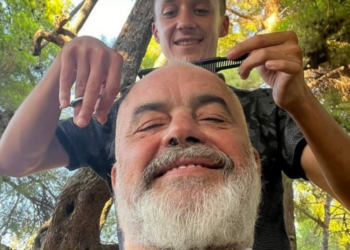 “Fabiani me skulpturën e tij live”/ Rama publikon foton ndryshe nga pushimet, me ‘berberin’ e tij të momentit