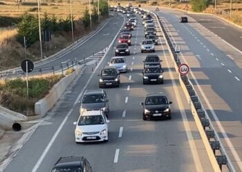 40 mijë qytetarë nga Kosova i drejtohen bregdetit, mbi 6 km trafik në Rrugën e Kombit