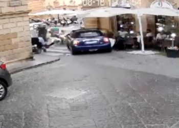 Një makinë përfundon brenda lokalit, 6 të plagosur në qendrën historike të qytetit italian