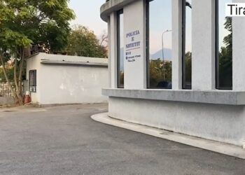 Lëvizte me pistoletë pa leje në Tiranë, arrestohet 31-vjeçari dhe dy bashkëpunëtorët e tij