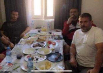 “Ja si qëndron e vërteta…”/ Berisha publikon një foto të Tahirit nga burgu, reagon Drejtoria e Burgjeve: S’ka menzë, ushqimi në dhoma