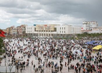 “Bumi” turistik/ Këtë verë, popullsia e Shqipërisë arriti 3.6 milionë: 1 në 8 njerëz me të cilët jemi shkëmbyer ka qenë i huaj