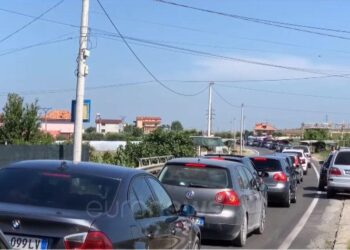 Fluks makinash në autostradën Tiranë-Durrës, qytetarët drejt plazheve