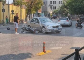 Aksident pranë Ambasadës Amerikane, motori përplaset me makinën