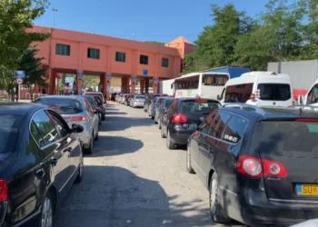 Nis largimi i emigrantëve, fluks në kalimin e pikës kufitare në Kapshticë