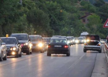 Policia kontrolle për trafik droge dhe armëmbajtje pa leje, mbi 3 km trafik në hyrje të Pogradecit
