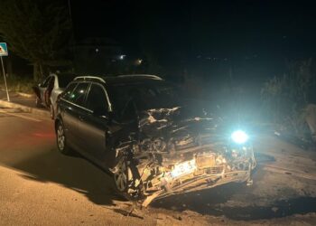 Audi dhe Benz-i përplasen kokë më kokë, 3 të plagosur në Pogradec
