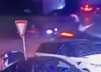 VIDEO/ Makina përplas qëllimisht dy persona, “fluturojnë’ në ajër disa metra larg