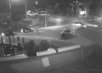VIDEO/ Aksident i rëndë në kryeqytet, dy makina përplasen në kryqëzim! Njëra “fluturon” kalimtarin