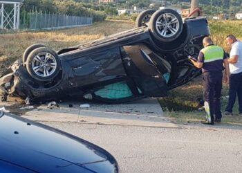 Detaje/ Aksident i rëndë në aksin Elbasan-Peqin, përplasen dy makina, përmbyset njëra prej tyre