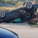 Detaje/ Aksident i rëndë në aksin Elbasan-Peqin, përplasen dy makina, përmbyset njëra prej tyre