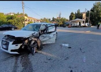 Motori përplaset me makinën në Tiranë, 1 i plagosur