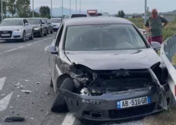 Aksidenti i rëndë në rrugën Lezhë-Shkodër, dy makina përplasen “kokë më kokë”, plagosen shoferët