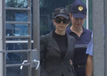 “Jeni bërë si lypës te semafori”, Alma Kaçi sherr me gazetarët në dyert e SPAK: Te Safeti kërkova atë që ju…