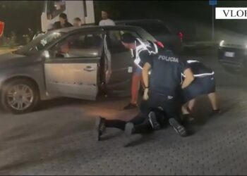 Emrat/ Po lëviznin me dy mina me telekomandë, arrestohen xhaxhai dhe nipi në Vlorë! I kishin fshehur në kroskotin e makinës