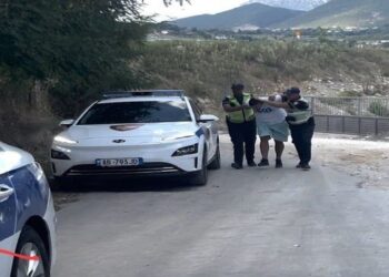 VIDEO+FOTO/ Kokë ulur dhe duart në pranga, publikohet momenti i arrestimit të “aventurierit” Eldi Allushi