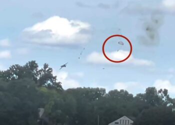 VIDEO/ 2 persona hidhen me parashutë pak para se avioni të shpërthente
