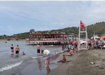 Moti i keq nuk e ndal sezonin në Shëngjin, vija bregdetare e mbushur me pushues