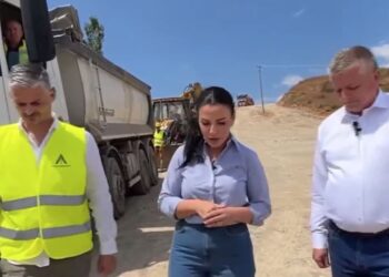 Asfaltimi i rrugës Maqellarë-Peshkopi nisi/ Balluku: Rruga Tiranë-Peshkopi do të bëhet për një orë