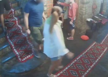 VIDEO/ Berat: Turistët italianë largohen pa paguar në restorant, momenti kur vrapojnë fshehurazi. Mesazhi epik i stafit