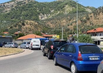Dyndje drejt Korçës dhe Jugut në fundjavë, rëndohet trafiku në Bradashesh