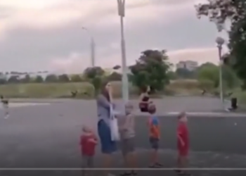 VIDEO-LAJM/ Rusia bombardon në sytë e fëmijëve në Zaporizhia, po luanin në një park. Ja momenti i frikshëm
