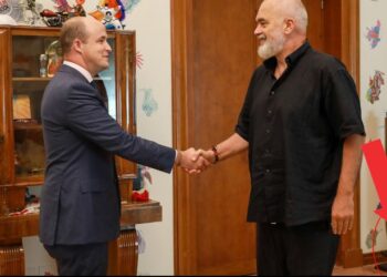 FOTO/ Braçe i ‘vëmendshëm’, nuk i ‘shpëton’ shalqiri në zyrën e Ramës: E meriton të vihet në vitrinë, shpëtoi sezonin e…”