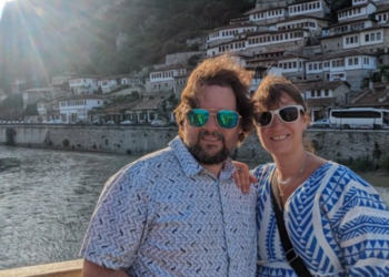 “Çmimet janë 90% më të ulëta se në Britani”/ Çifti i britanikëve: Pronari në Londër na rriti qiranë, tani jetojmë e punojmë në Shqipëri