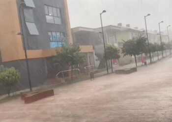 FOTO/ “Tërbohet” moti në mes të gushtit: Stuhi ere dhe rebesh shiu në Bulqizë, përmbyten disa nga rrugët e qytetit