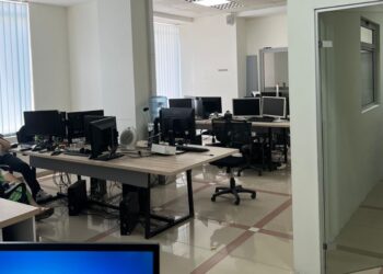 Mashtronin shtetas të huaj në call-center, 6 në pranga. Shpallet në kërkim administratori i subjektit