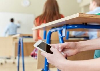 “Lamtumirë” celularë/ Qeveria po mendon të ndalojë nxënësit të përdorin telefonin