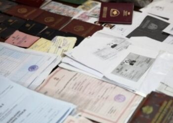 Pezullohet nga detyra/ Falsifikonte dokumentet e nxënësve në gjimnaz, nën hetim drejtoresha e shkollës në Pogradec