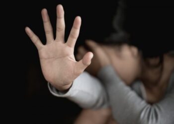 Shqiptarja denoncon në polici: Burri, vjehrra dhe kunati më dhunuan se s’isha e virgjër