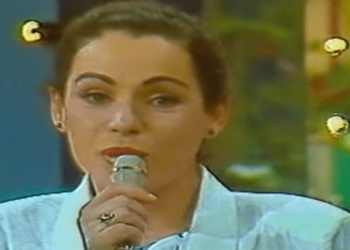 FOTO/ Ikonë e festivaleve në vitet ’90, këngëtarja shqiptare që u rrit jetime, me nënën gjallë