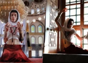 Set fotografik me barkun jashtë brenda xhamisë në Ankara, arrestohet modelja turke