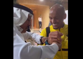 Në Arabi tifozët nuk kërkojnë autografë, por i dhurojnë orë luksoze futbollistëve