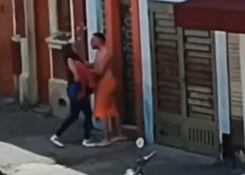 VIDEO/ Gruaja e kapi në “flagrancë”, bashkëshorti del me peshqir në mes të rrugës, e zhveshur e dashura e tij arratiset me motor