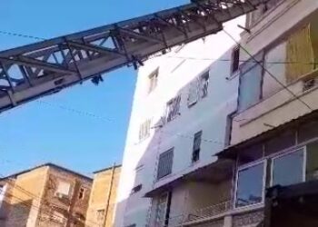 Harruan tenxheren me qumësht mbi sobë e ikën/ Përfshihet nga flakët banesa në Berat, pamjet kur zjarrfikësit hyjnë nga dritarja