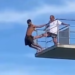 VIDEO / Roja i pishinës shtyn me forcë të riun e frikësuar nga trampolina 10 metër e lartë