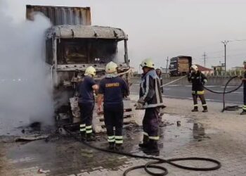 Kamioni përfshihet nga flakët vetëm disa metra larg pikës së karburantit