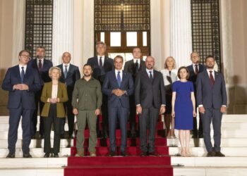‘Prapaskenat’ në Athinë/ Gazetari gjerman: Vuçiçi pranoi dënimin e Rusisë për krime lufte
