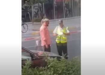 VIDEO/ Luiz Ejllit i vendosin gjobë për parkim, e merr me sportivitet