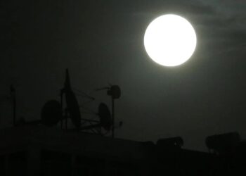 FOTO/ Hëna Blu e mbrëmjes së sotme, pamje mahnitëse nga Tirana!