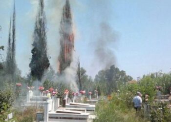 Familjarët ndezën qirinj në respekt të të ndjerëve, përfshihen nga flakët varrezat publike në Gjirokastër