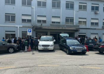 VIDEO/ U vra duke mbrojtur shokun e tij italian, trupi i Klajdi Bitrit niset për në Shqipëri