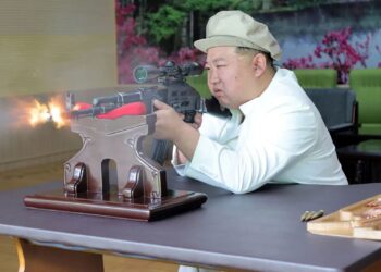 Kim Jong Un shfaqet në foto duke qëlluar me armë